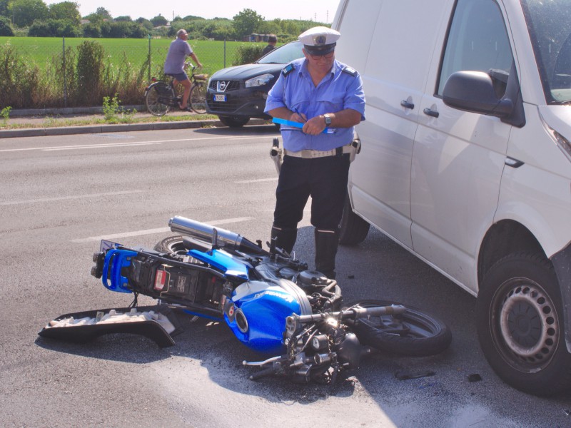 Ravenna Furgone Contro Moto Feriti Un 22enne Ed Un 44enne SettesereQui