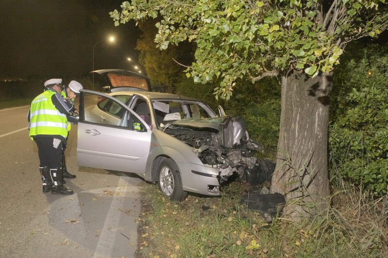 Perde Il Controllo Dell'auto E Si Schianta Contro Un Albero | SettesereQui